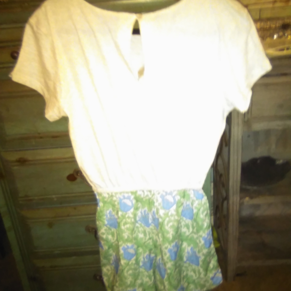 Very cute little roomper! Size 3